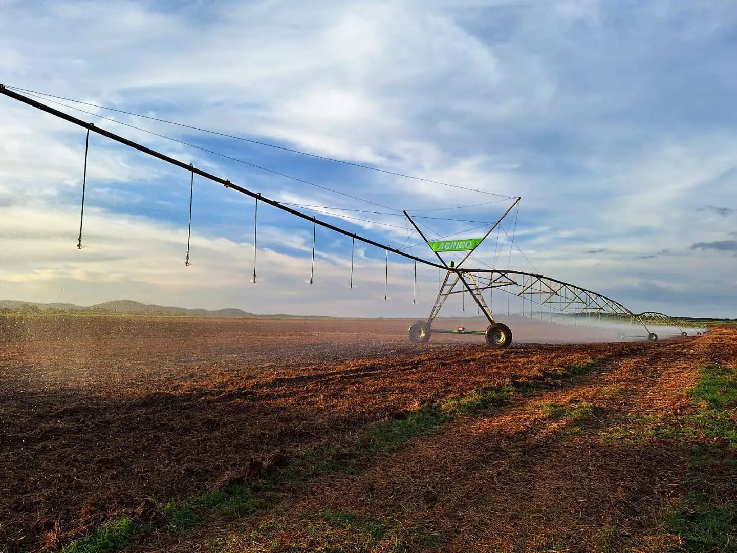 Pivot d’irrigation arrosant un champ préparé